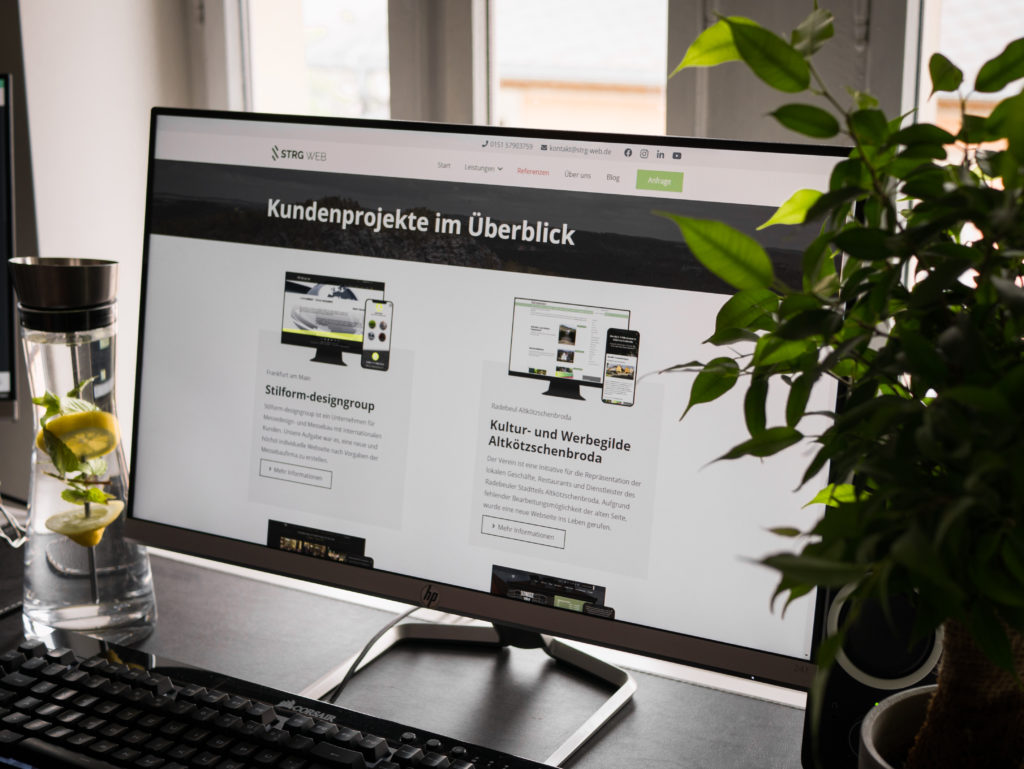 PC mit Kundenprojekte Strg Web Radebeul Webdesign